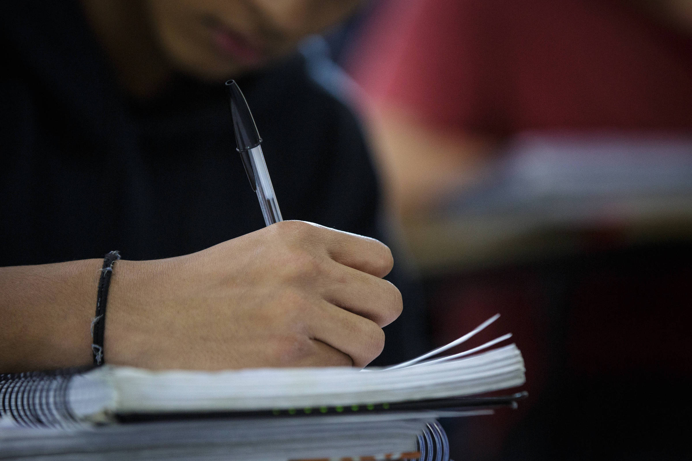 Com 1.500 vagas, município em Goiás lança edital de concurso público para níveis médio e superior