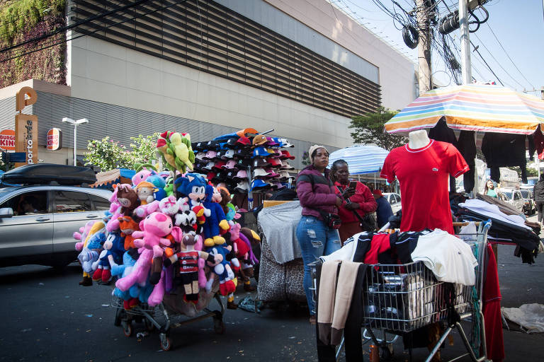 Vendedores ambulantes em rua do Brás, na região central de São Paulo