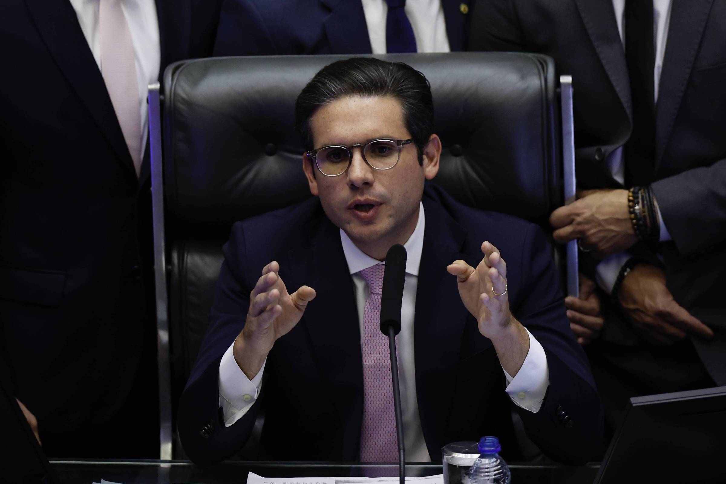 Motta diz que pode pautar medidas para proteger deputados de investigações diante de exageros