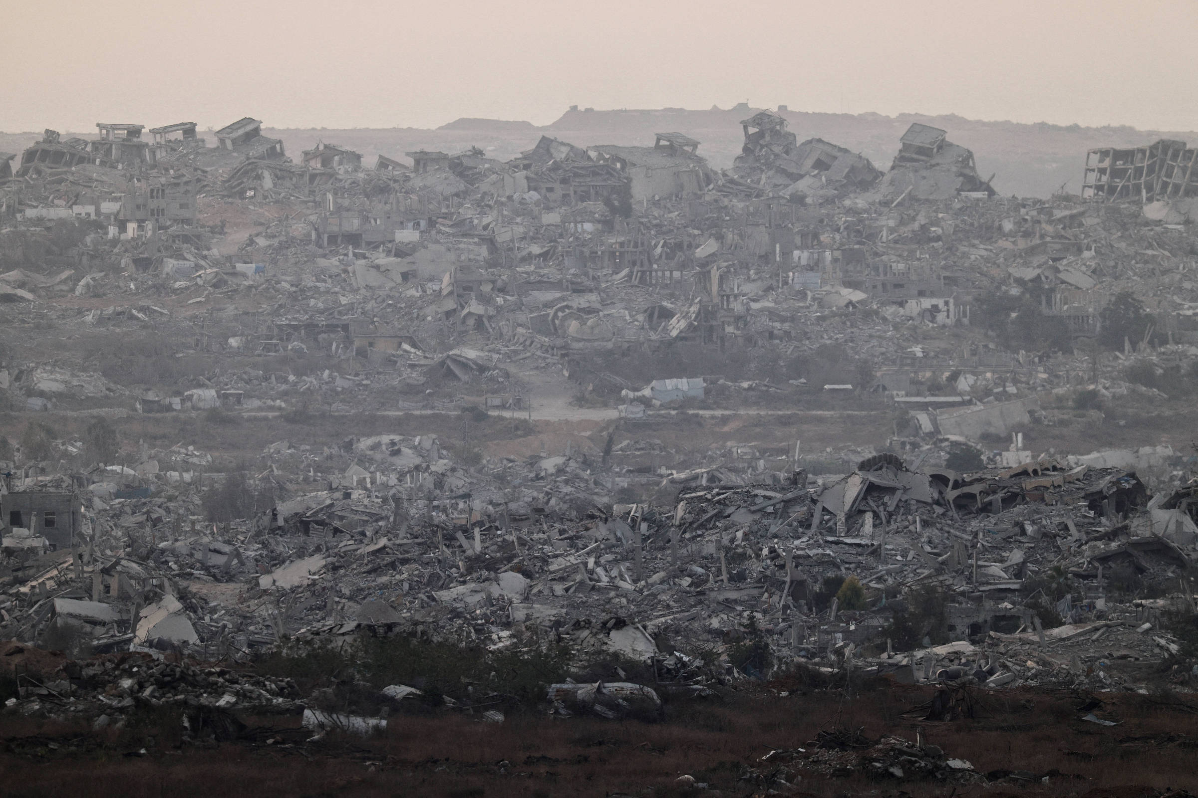 Israel amplia ataques por terra e ar e derruba casas na Cidade de Gaza