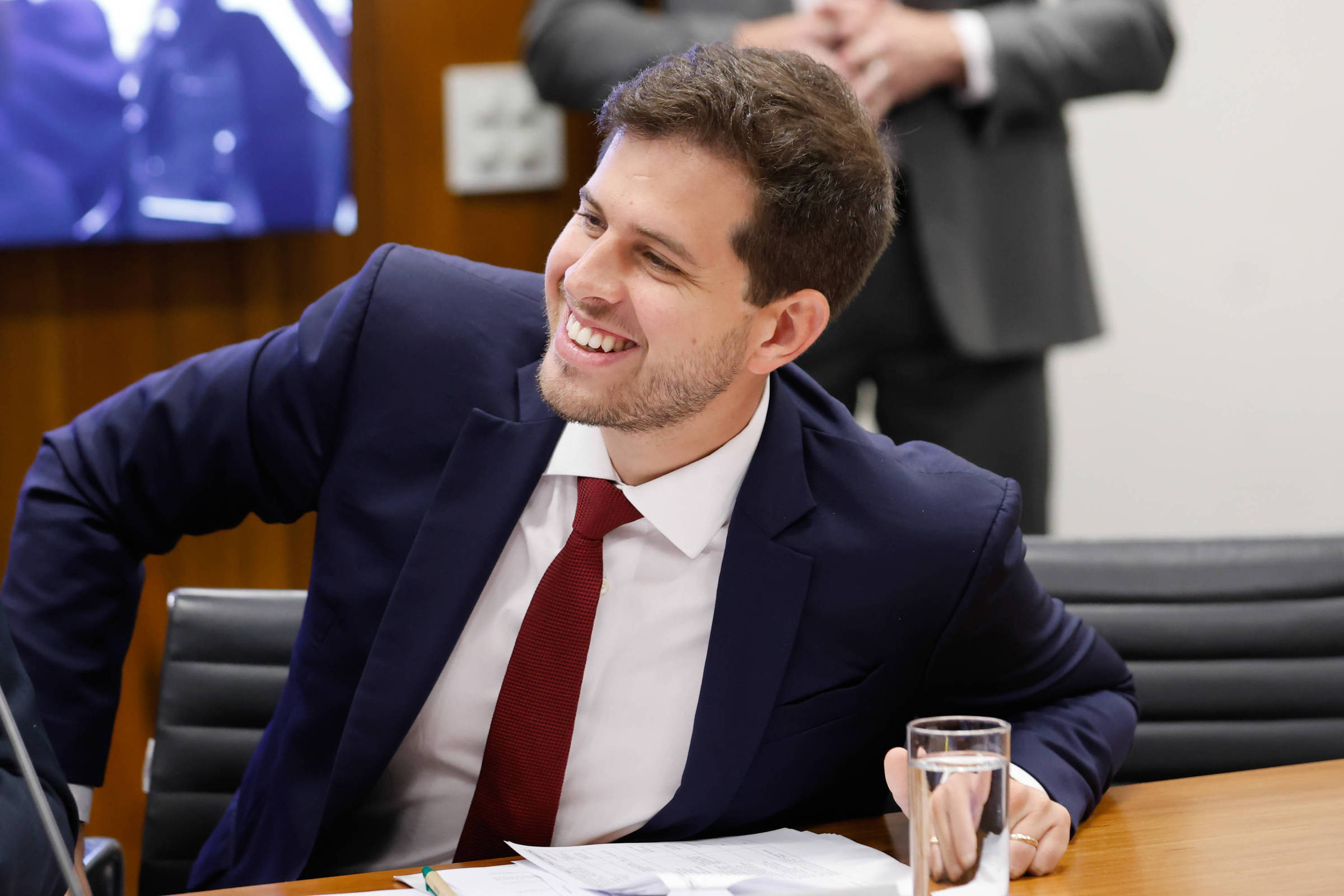 Câmara aprova ampliação gradual da licença-paternidade, mas limita a 20 dias