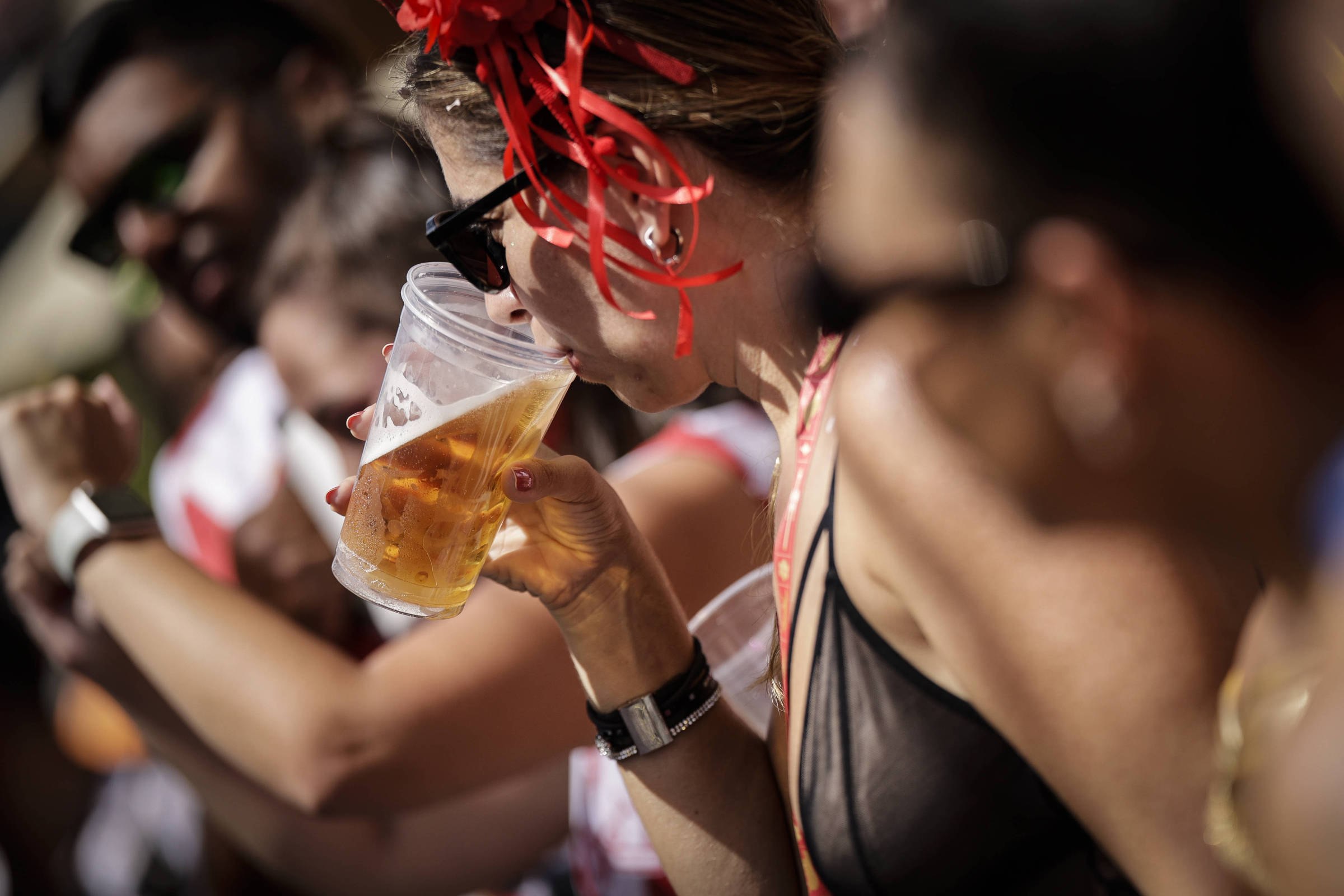 Consumo abusivo de álcool entre mulheres dobra em 17 anos no Brasil, diz estudo