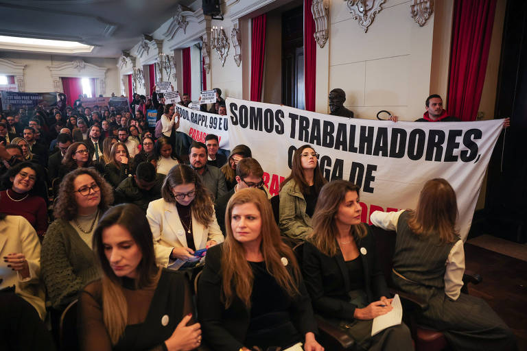 Trabalhadores protestam contra pejotização em evento na USP com presença de Barroso; veja vídeo