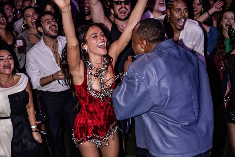 Thiaguinho posta fotos inéditas da festa de Bruna Marquezine, a quem chama de 'filha'