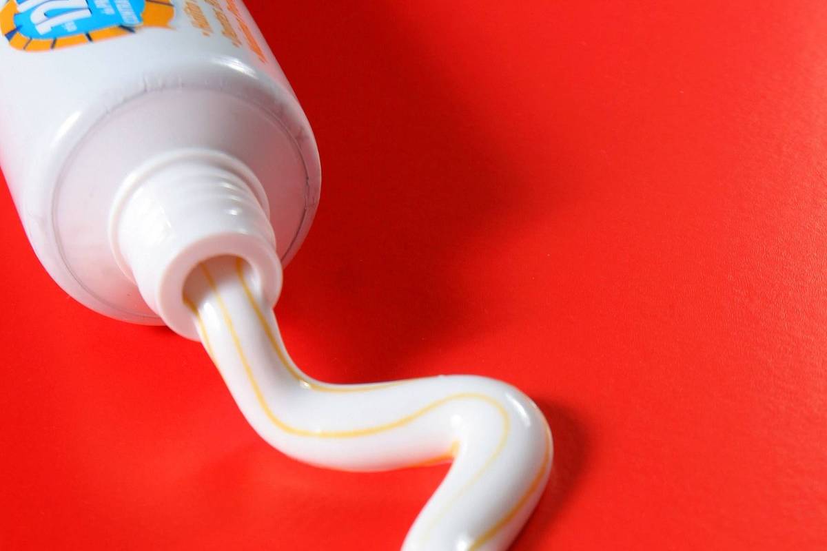 Lã de ovelha e cabelo humano em pasta de dentes podem combater cáries