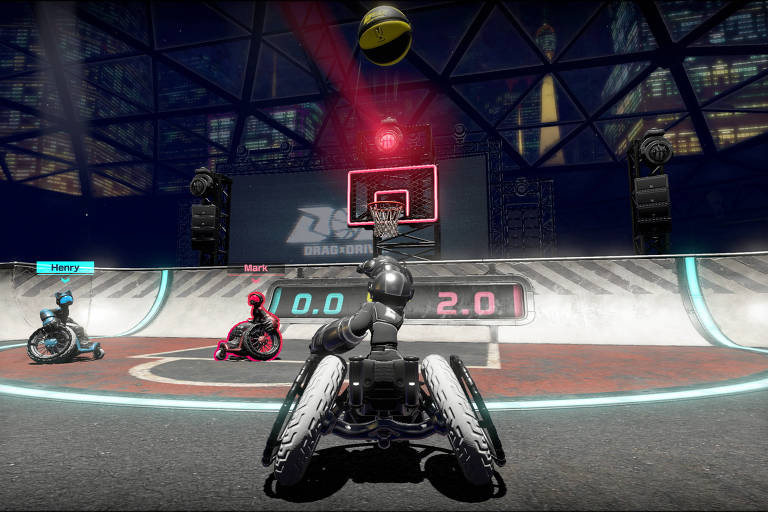 A imagem mostra um jogo de basquete em um ambiente futurista. Três jogadores em cadeiras de rodas estão posicionados em uma quadra, com um jogador em destaque, de costas, mirando a cesta. O placar exibe 0.0 e 2.0, indicando a pontuação do jogo. O ambiente é iluminado com luzes coloridas e há uma bola de basquete no ar, prestes a ser lançada em direção à cesta.