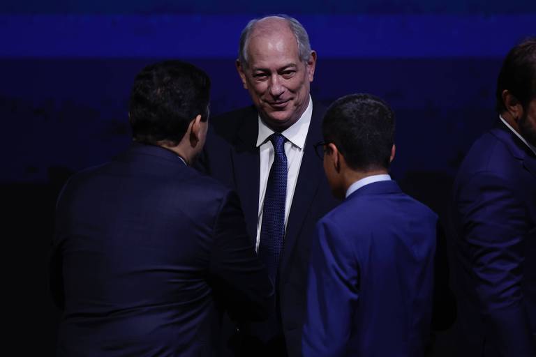 Ciro Gomes discursa em ato do centrão e fala em unir centro-esquerda e centro-direita contra desastre