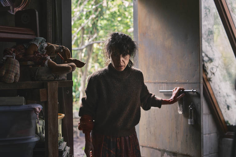 Sally Hawkins em cena de 'Faça Ela Voltar', de Danny Philippou e Michael Philippou