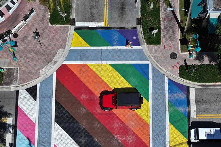 Em todo os EUA, faixas de pedestres com cores do arco-íris enfrentam ordens para apagar 'arte no asfalto'