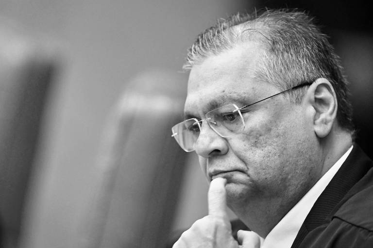 Ativismo de Dino cria uma barafunda