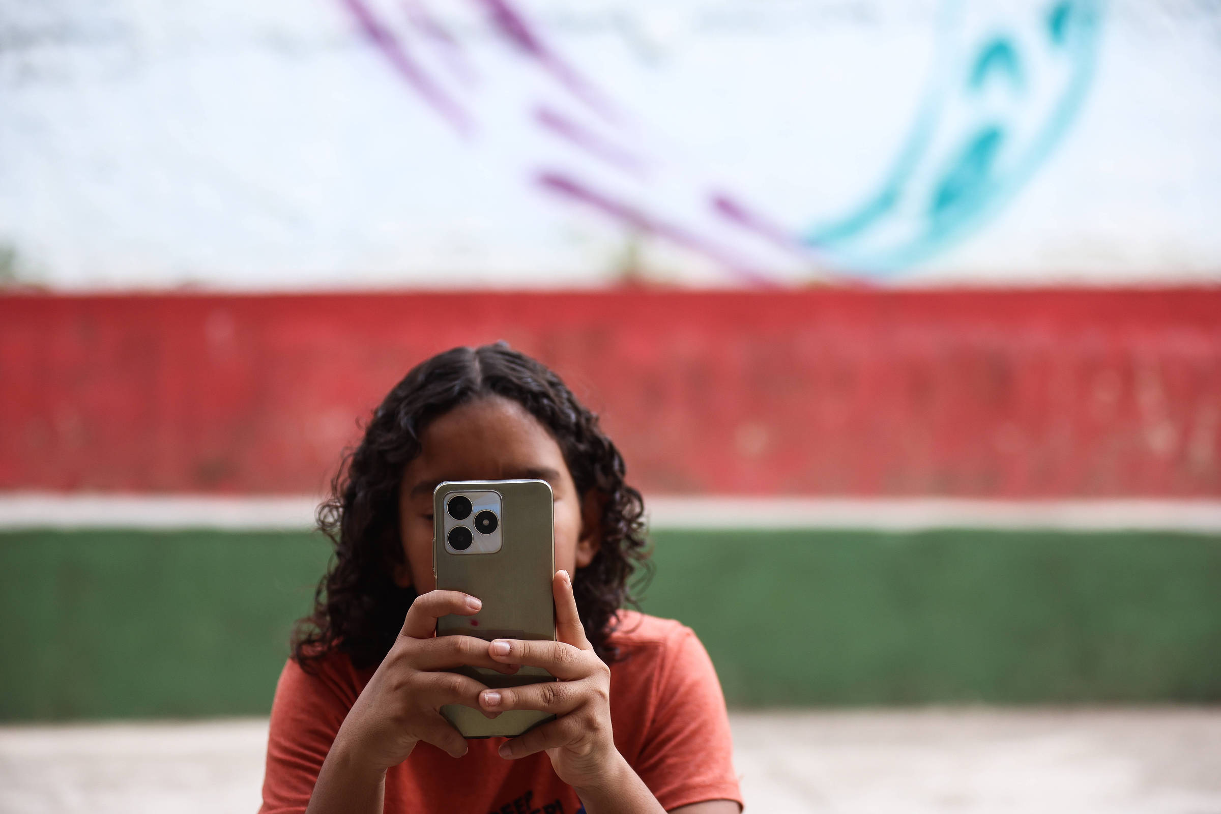 Como os pais podem proteger seus filhos da adultização no celular