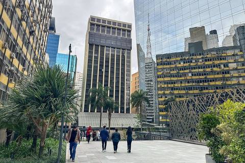 https://f.i.uol.com.br/fotografia/2025/08/21/175580718768a77dd374943_1755807187_3x2_th.jpg