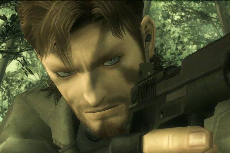 A imagem mostra um homem com cabelo castanho e barba, segurando uma arma em posição de tiro. Ele tem uma expressão séria e determinada, com um fundo de vegetação densa. O homem está vestido com uma jaqueta cinza e parece estar em um ambiente de floresta.
