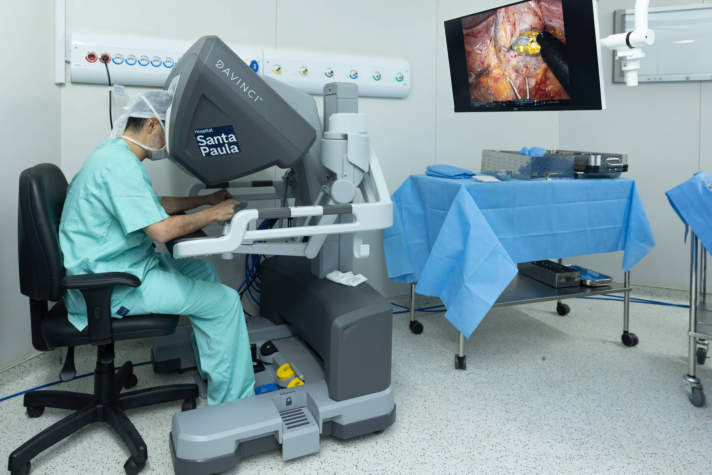 Cirurgia robótica tem menos trauma e recuperação mais rápida, mas ainda é rara no SUS