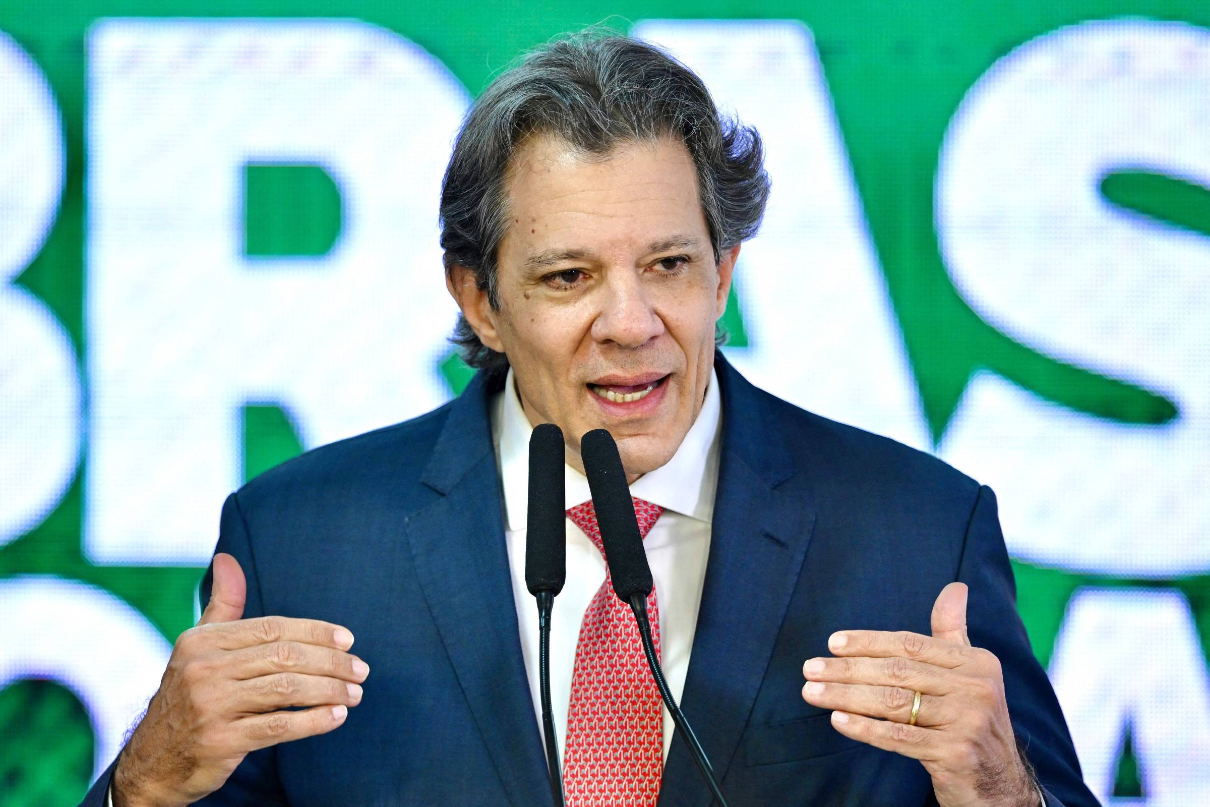 Bolsonaristas estão atacando Banco do Brasil, diz Haddad