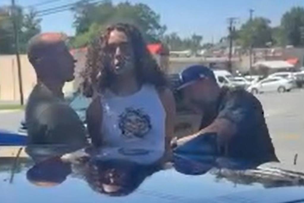 Imigrante brasileira é detida de forma brusca por agentes da imigração nos EUA; veja vídeo