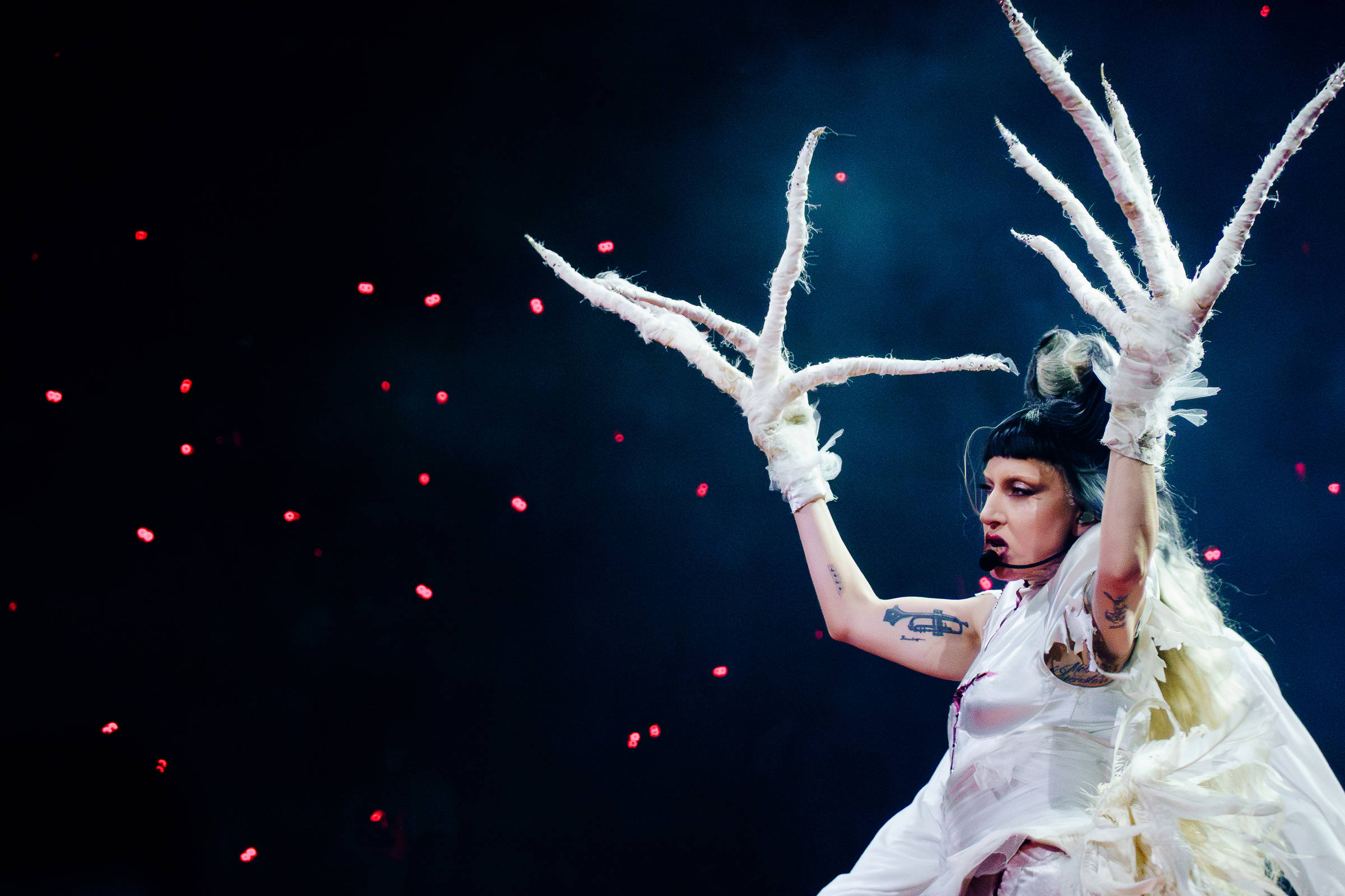 Em novo show de Lady Gaga, dedicado ao disco 'Mayhem', uma estrela do pop renasce