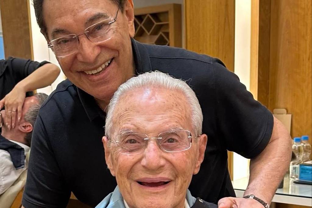Em aparição rara, Paulo Maluf posa com cabeleireiro de Silvio Santos