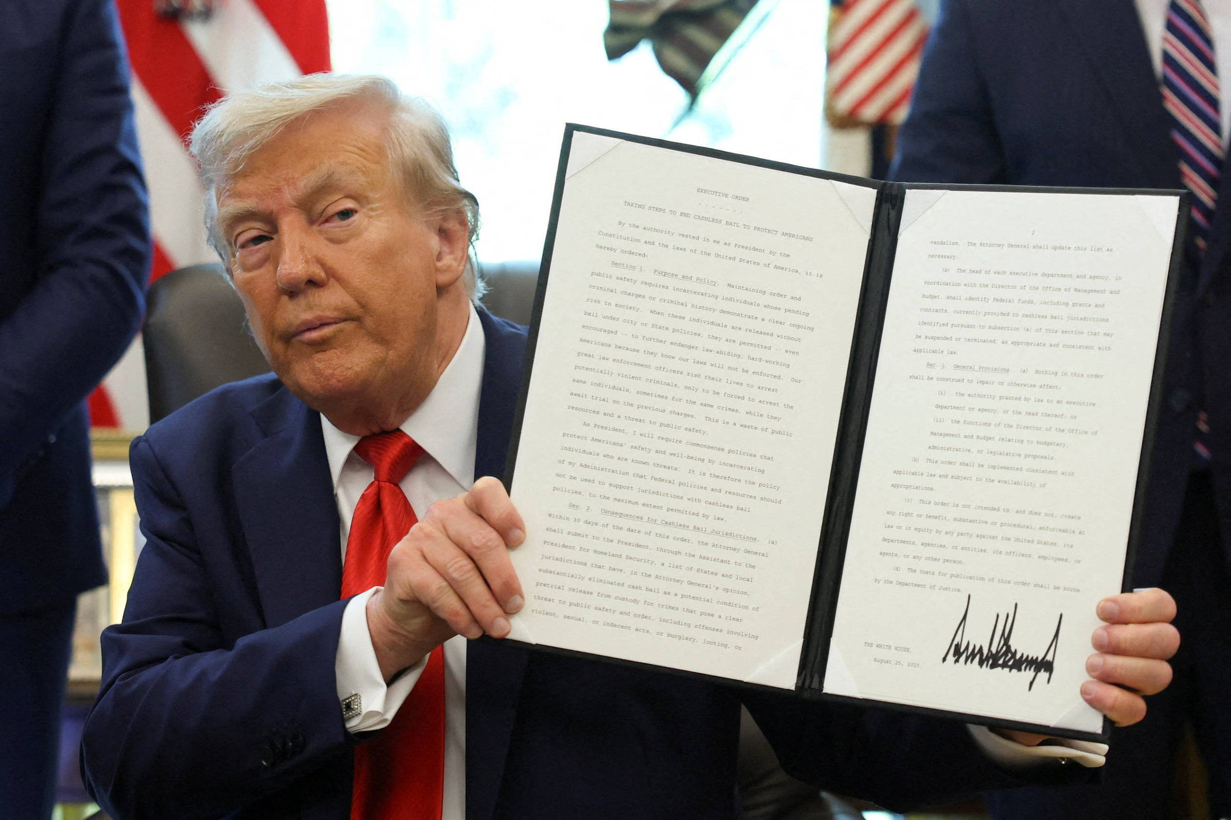 Trump assina decreto para acabar com fianças sem pagamento de dinheiro