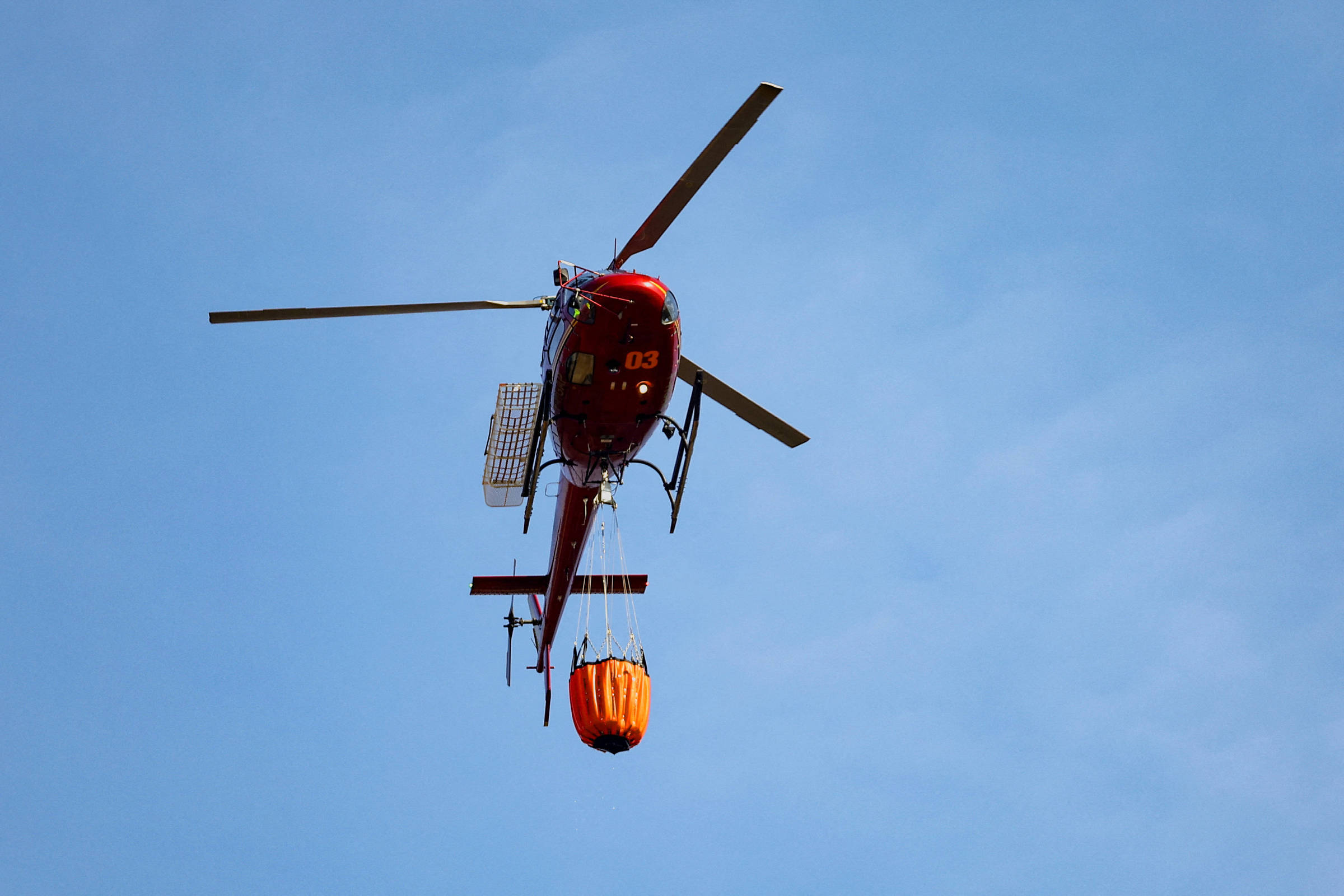 Helicóptero cai em lago ao buscar água para combater incêndio na França; veja vídeo