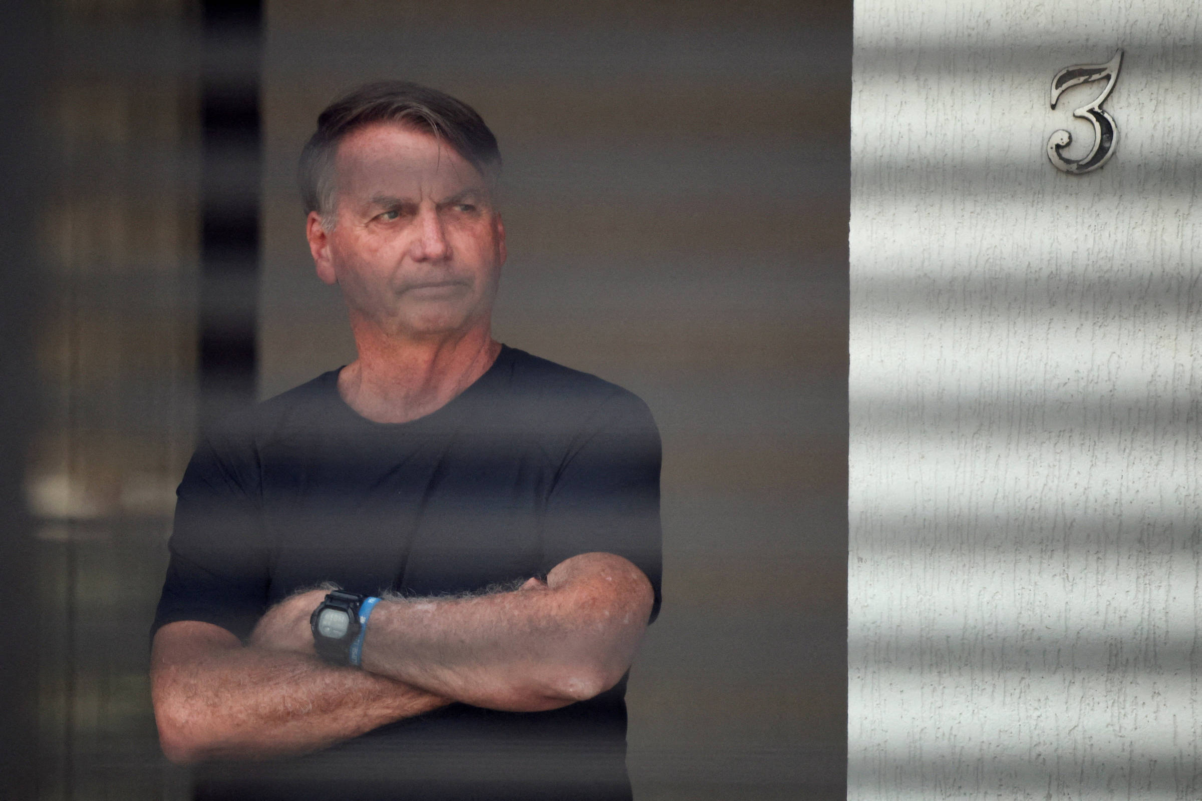 PGR pede a Moraes reforço de policiamento no entorno da casa de Bolsonaro para evitar fuga