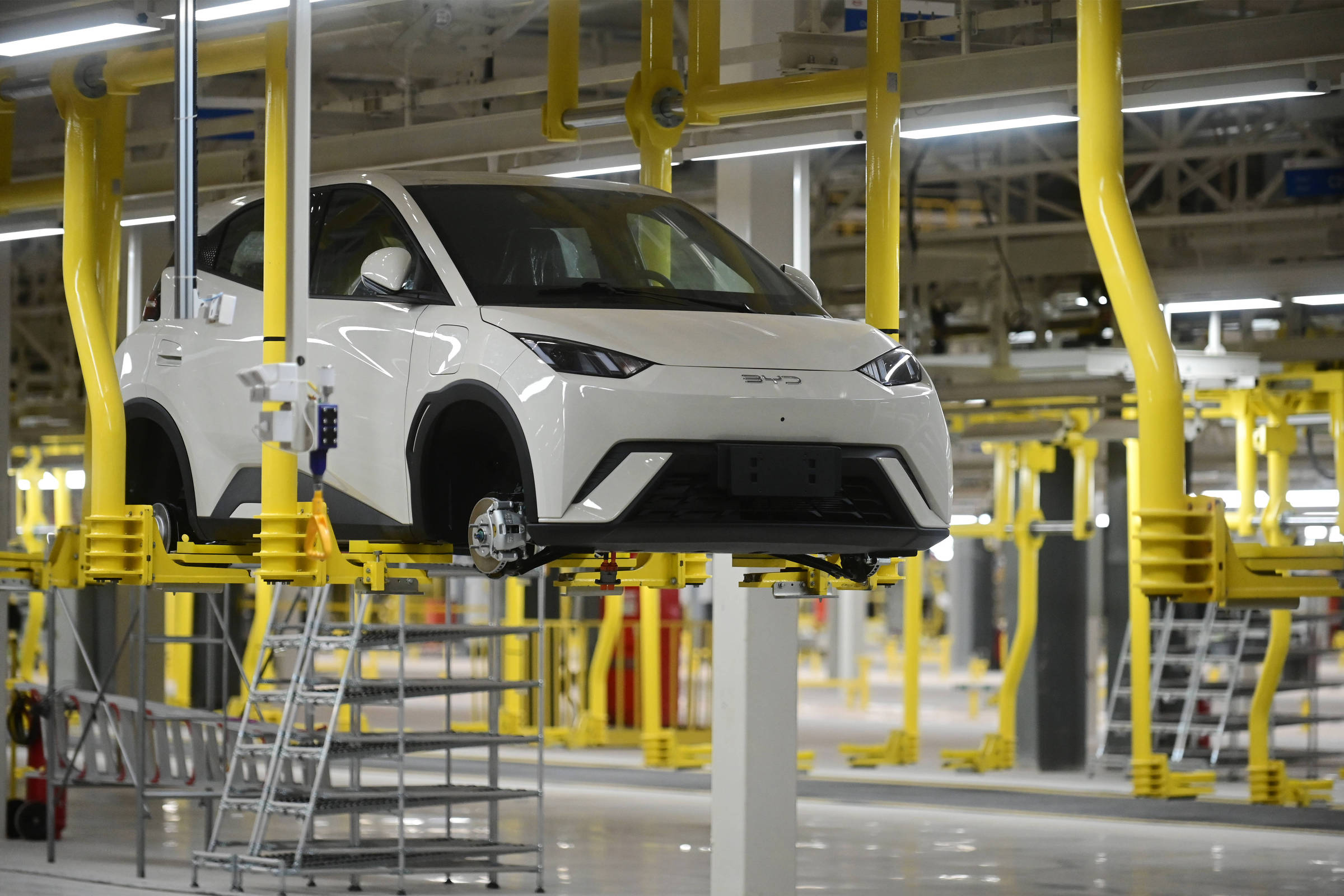 BYD se aproxima de fabricantes nacionais de peças e anuncia plano de produção local