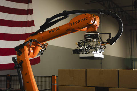Um robô paletizador industrial na sede da Formic, em Woodridge, Illinois, em 20 de agosto de 2025. A empresa aluga robôs para cerca de 150 fábricas em todo os Estados Unidos. (Taylor Glascock/The New York Times) ORG XMIT: XNYT0349