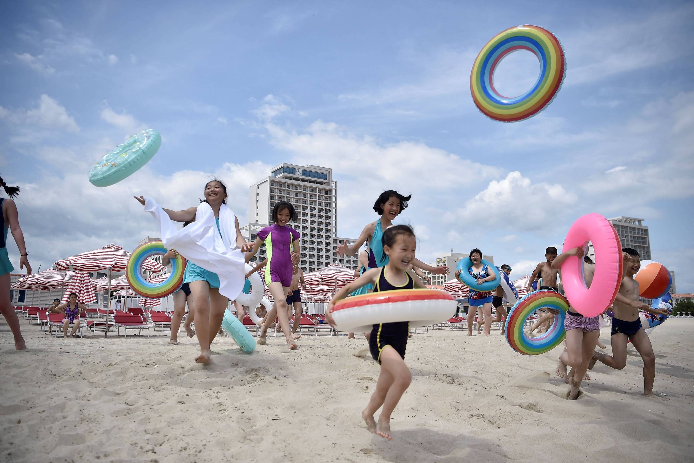 Coreia do Norte tenta atrair turistas com resort luxuoso, praias e Starbucks falso