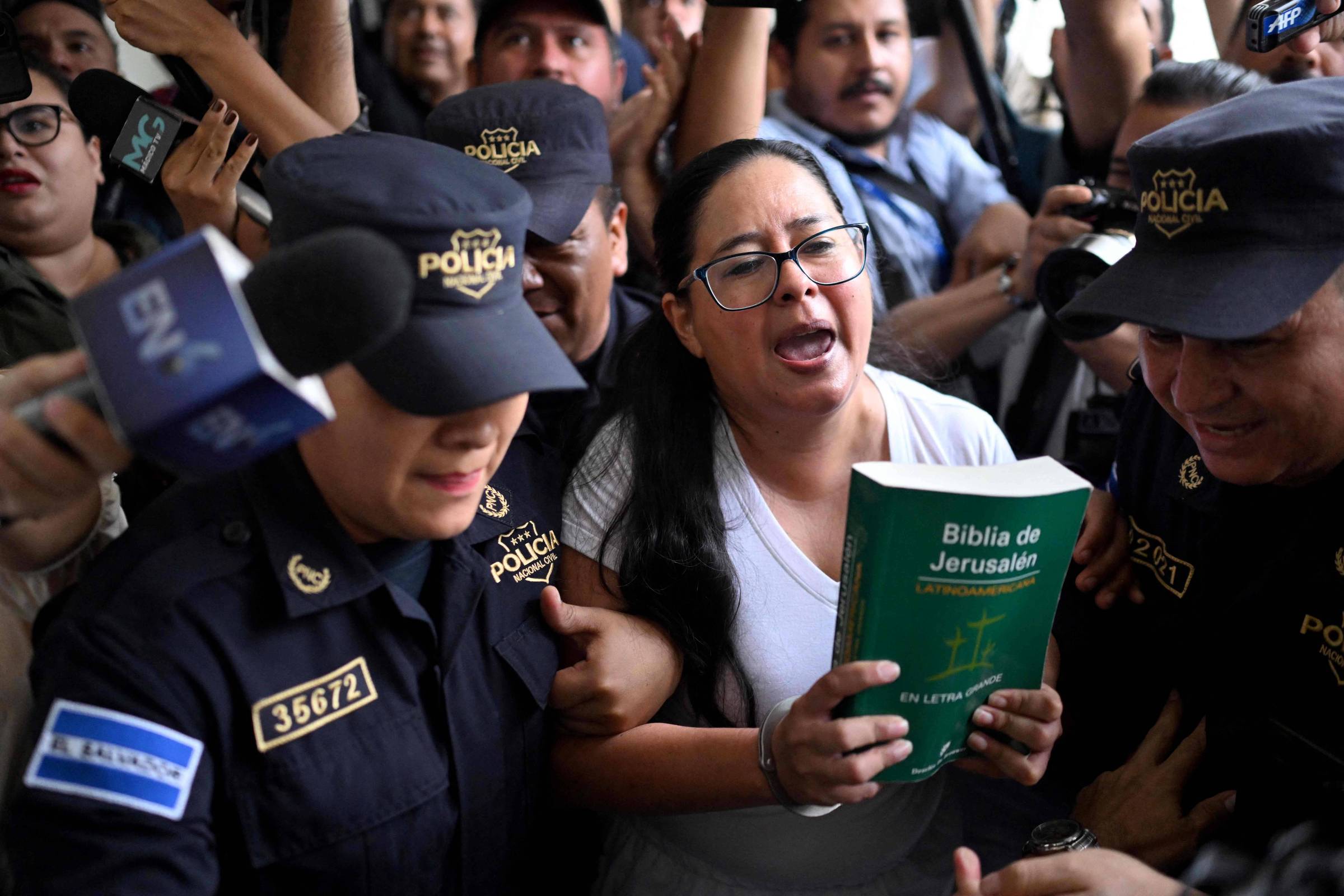 Advogada que denuncia abusos contra imigrantes venezuelanos está presa há 100 dias em El Salvador