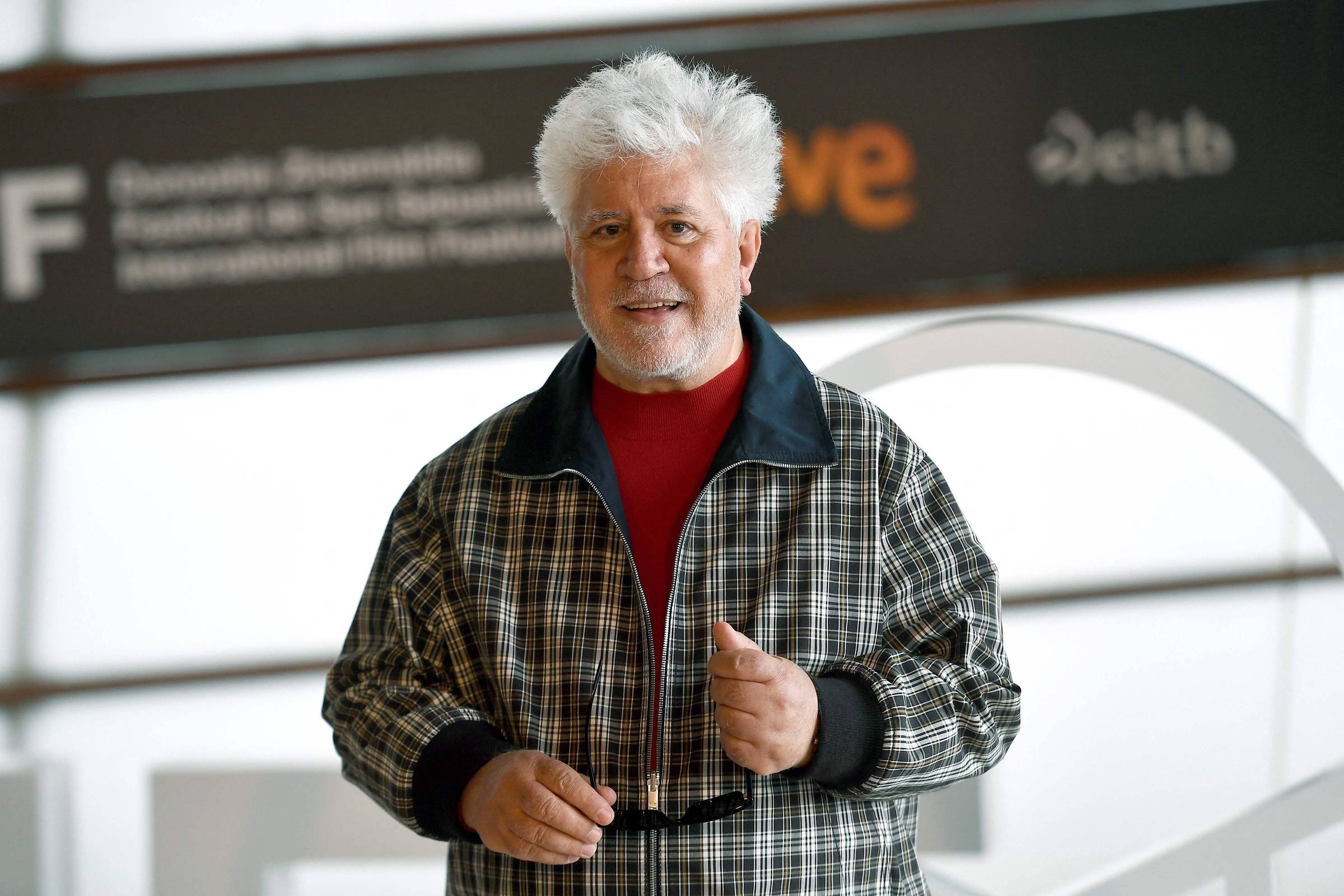 Cineasta Pedro Almodóvar pede que governo espanhol rompa relações com Israel