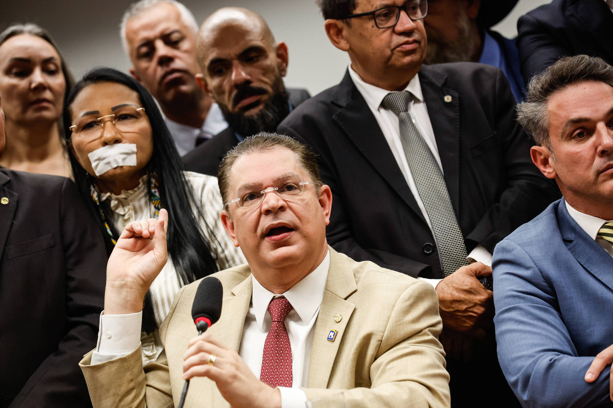 Oposição quer derrubar aumento de IR para mais ricos, e centrão se divide
