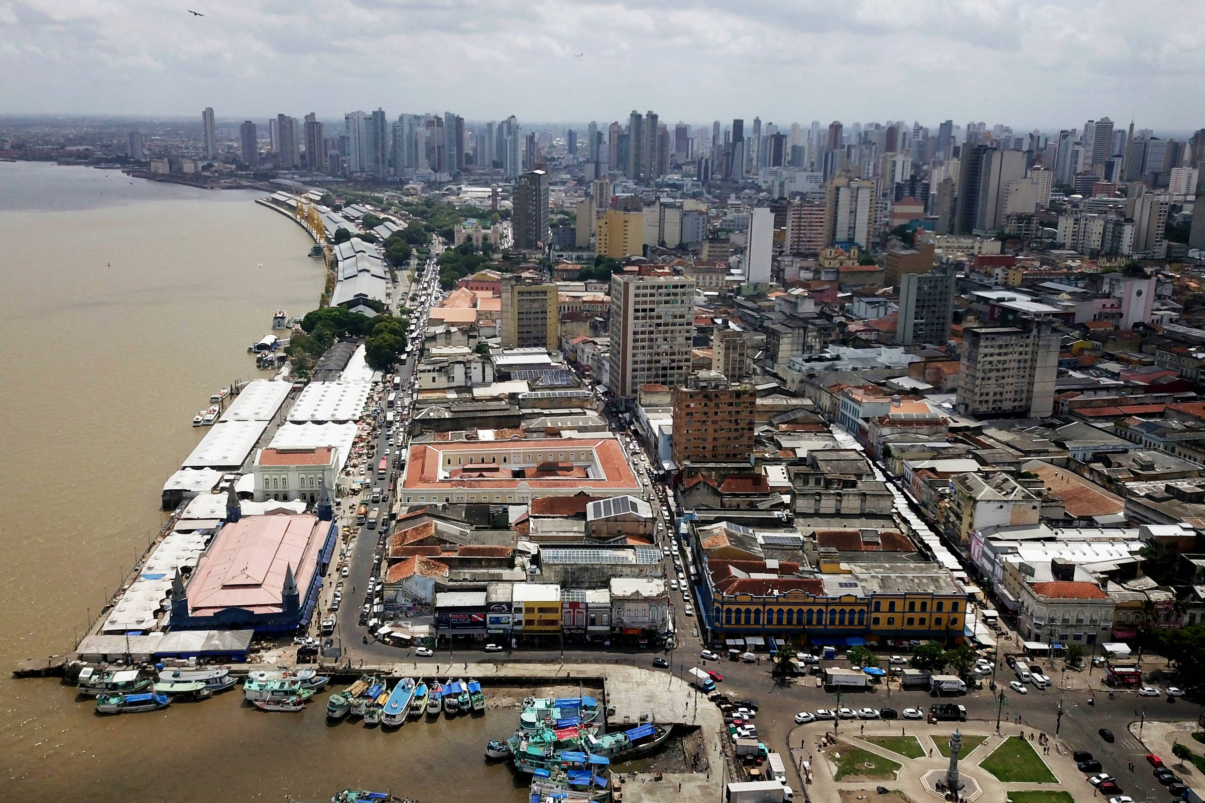 Voo rasante de helicóptero militar em Belém destelha casa e quebra vidraça de UBS