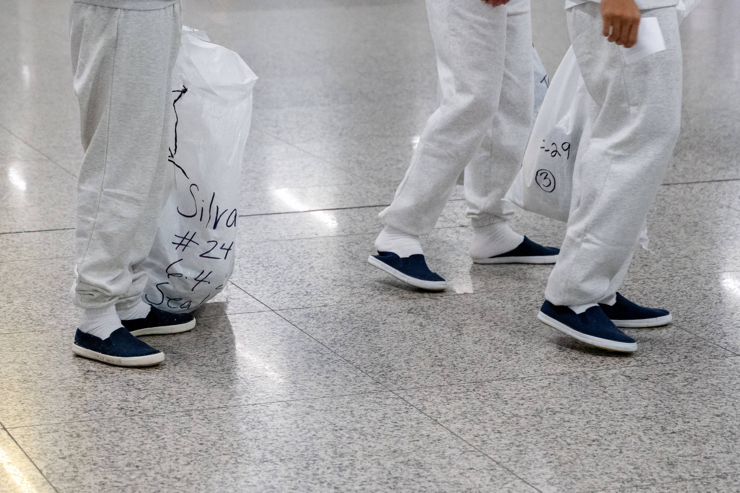 Deportação voluntária? Brasileiros relatam pressão e maus-tratos em voo fretado pelo Governo Trump