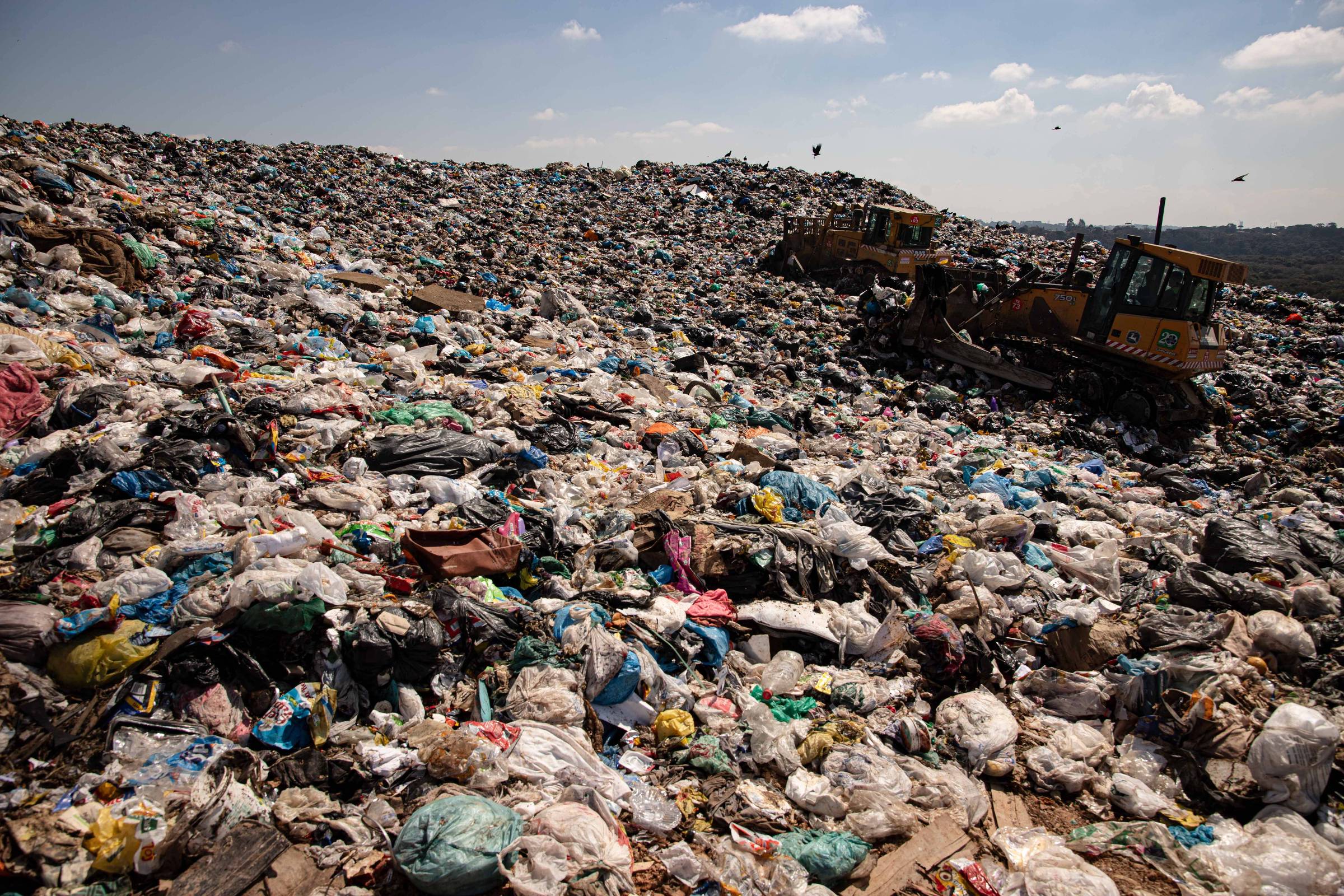 Vida útil de aterro sanitário pressiona Curitiba a buscar solução para lixo; veja vídeo