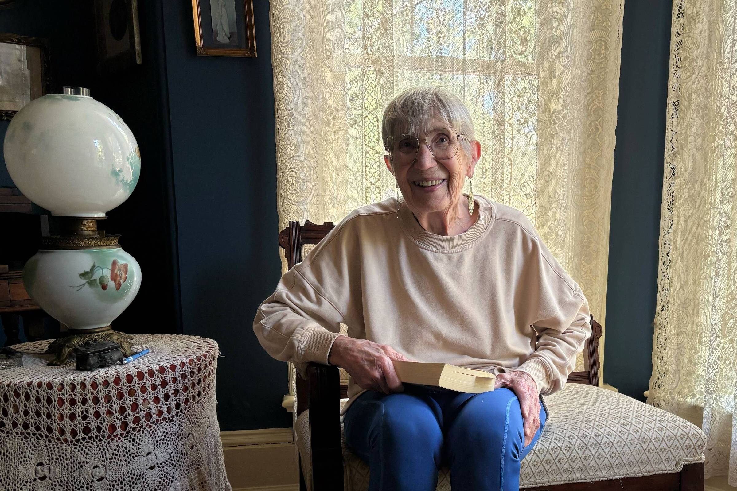 'Super idosa' conta como viver bem aos 90 anos: dar festas em casa