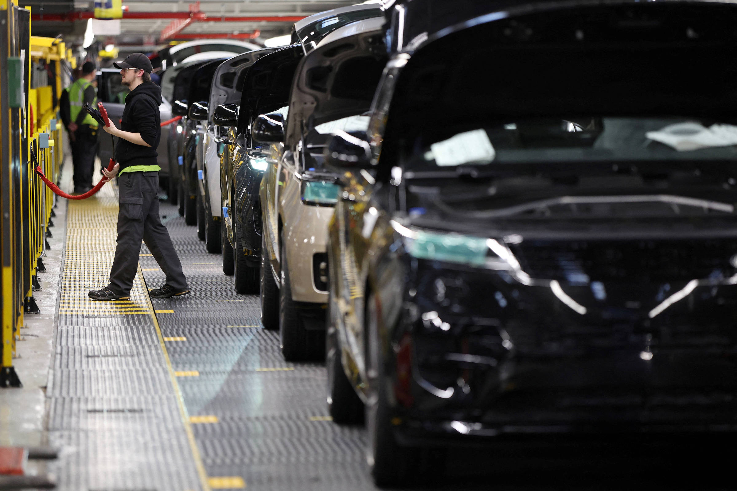 Jaguar Land Rover sofre ataque cibernético e interrompe produção e vendas