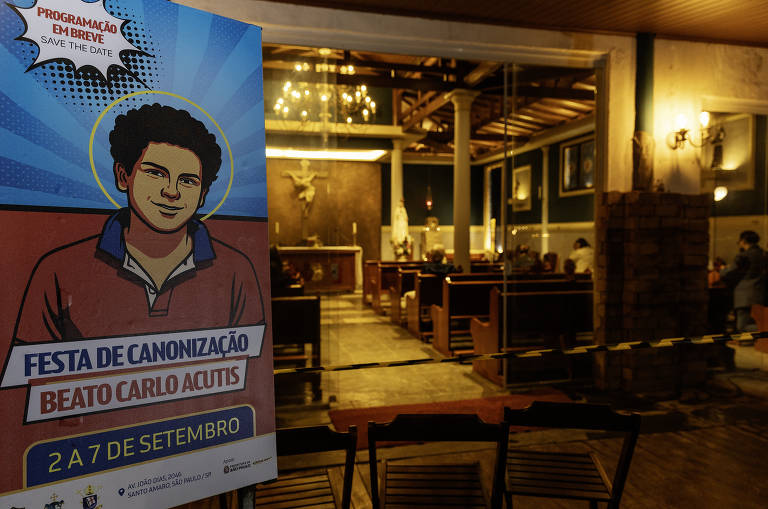 Pôster de Carlo Acutis na fachada em preparativos para as festas da Paróquia Universitária Beato Carlo Acutis, o santo millennial que será canonizado no vaticano no próximo domingo, dia 07. Paróquia fica localizada dentro do centro universitário católico Ítalo, no bairro Santo Amaro.