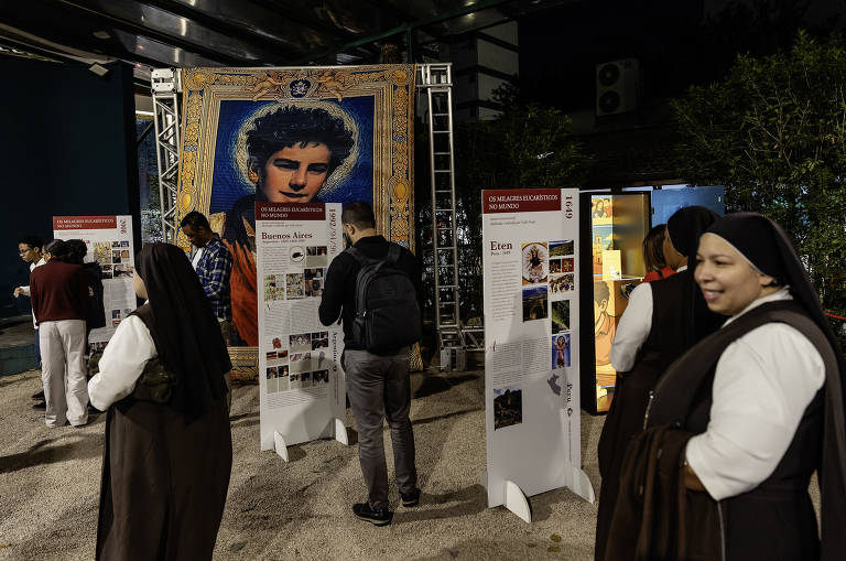 Irmãs da congregação Carmelitas Mensageiros do Espírito Santo e público, observam exposição sobre Carlo Acutis, o santo millennial que será canonizado no vaticano no próximo domingo, no campus universitário católico Ítalo, ao lado Paróquia Universitária Beato Carlo Acutis.