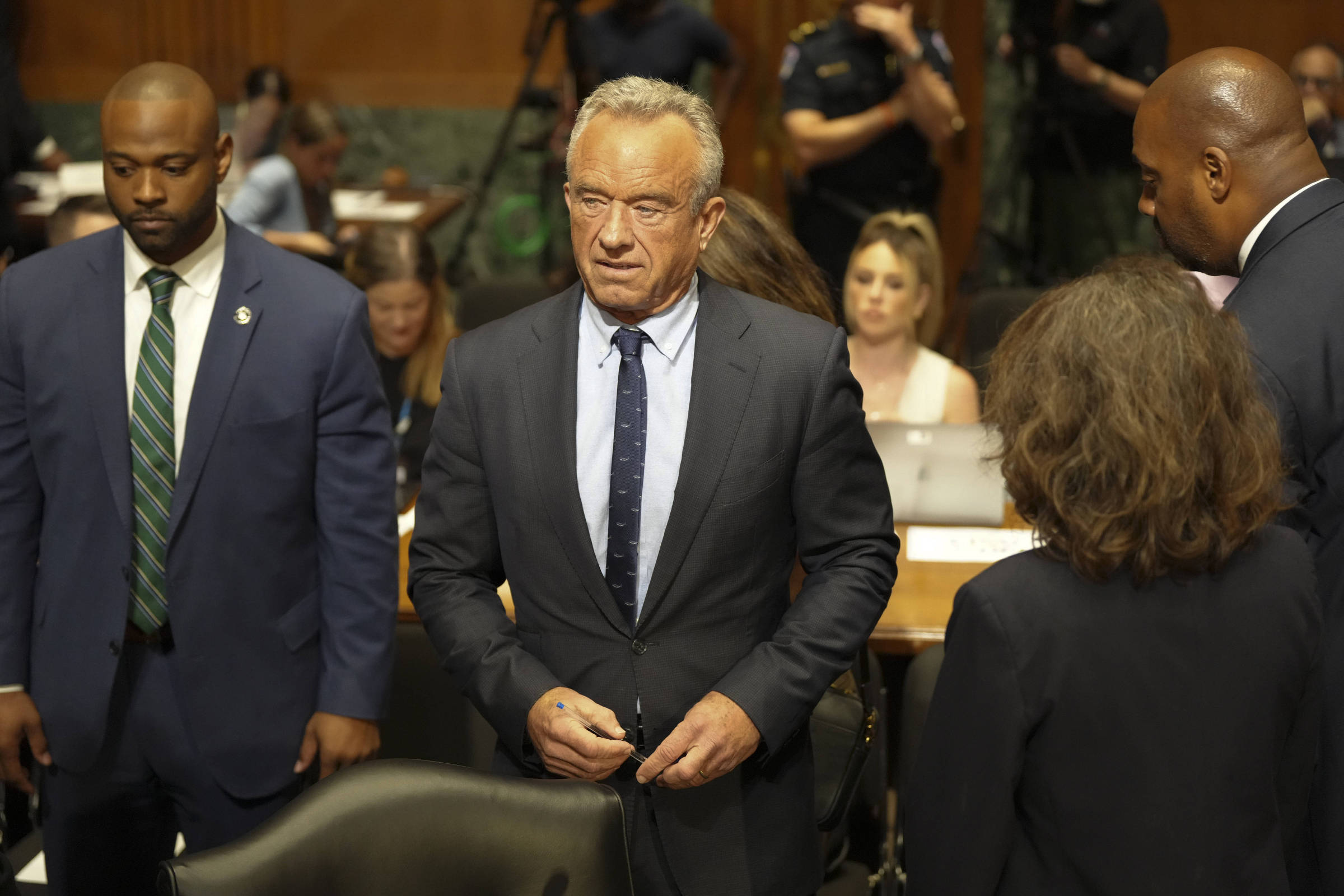 Senadores dos EUA se unem em críticas a Kennedy por ataques às vacinas