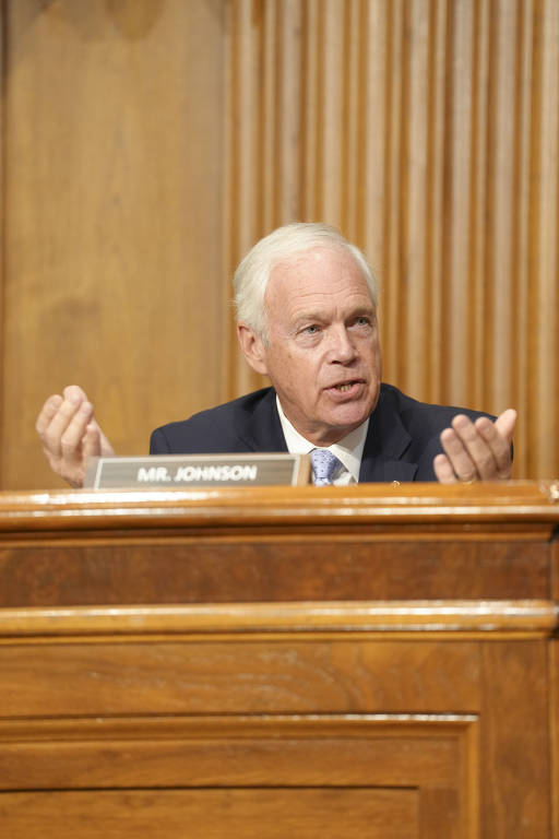 Sen. Ron Johnson (R-Wis.) questiona o Secretário de Saúde e Serviços Humanos Robert F. Kennedy Jr. durante uma audiência do Comitê de Finanças do Senado no Capitólio em Washington, na quinta-feira, 4 de setembro de 2025