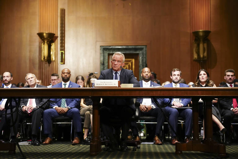 O Secretário de Saúde e Serviços Humanos Robert F. Kennedy Jr. testemunha perante o Comitê de Finanças do Senado no Capitólio em Washington, na quinta-feira, 4 de setembro de 2025