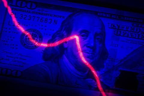 Bolsa renova recorde histórico com expectativa de corte de juros nos EUA; dólar cai