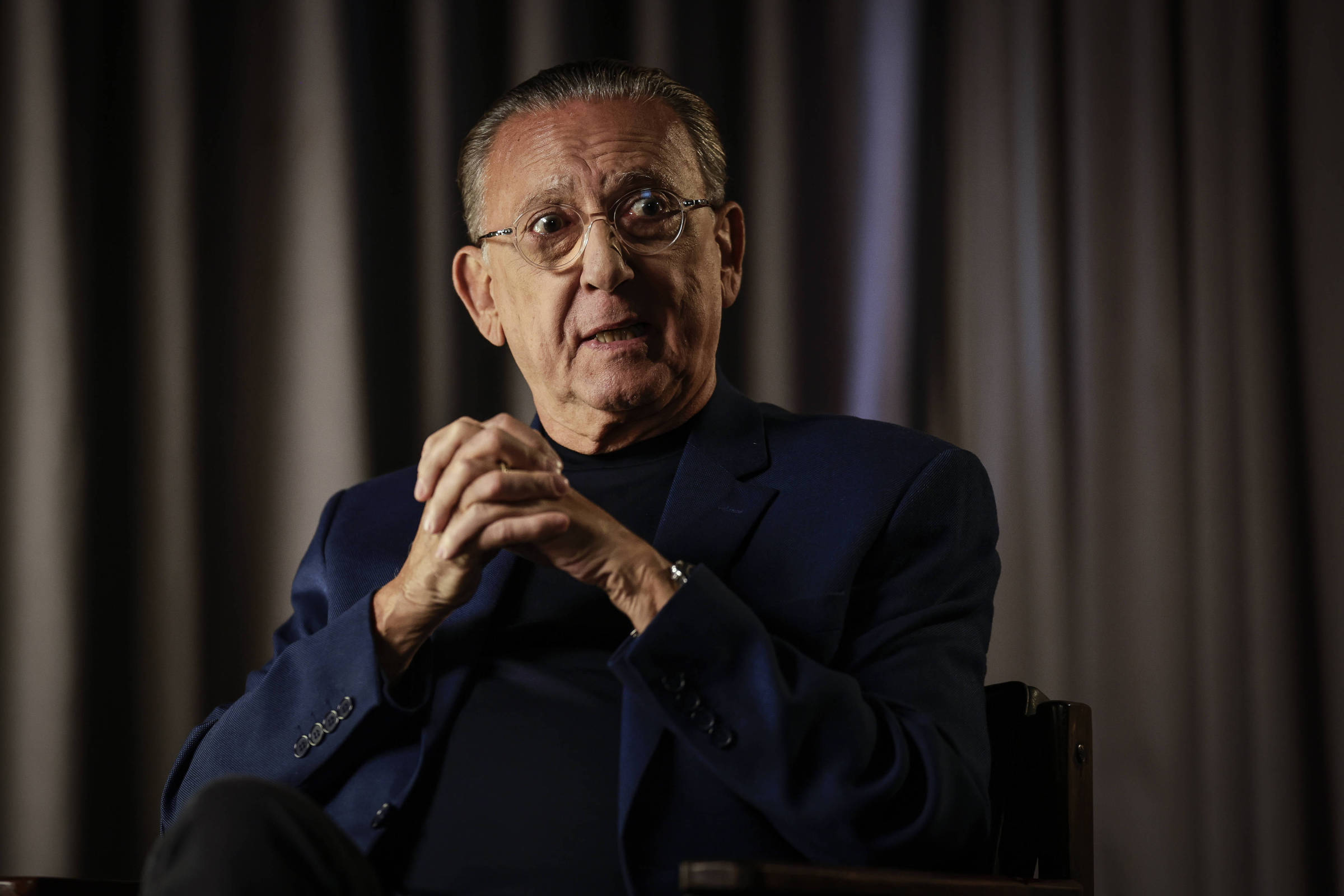 Galvão Bueno recebe alta hospitalar após internação por pneumonia viral