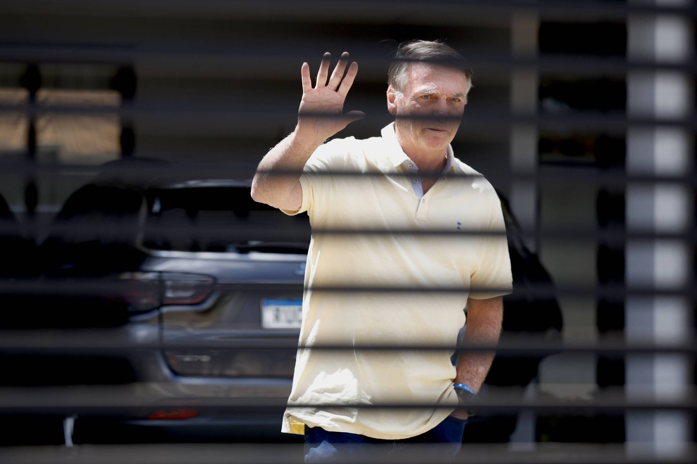 Moraes vota para rejeitar recurso de Bolsonaro e manter condenação por liderar tentativa de golpe