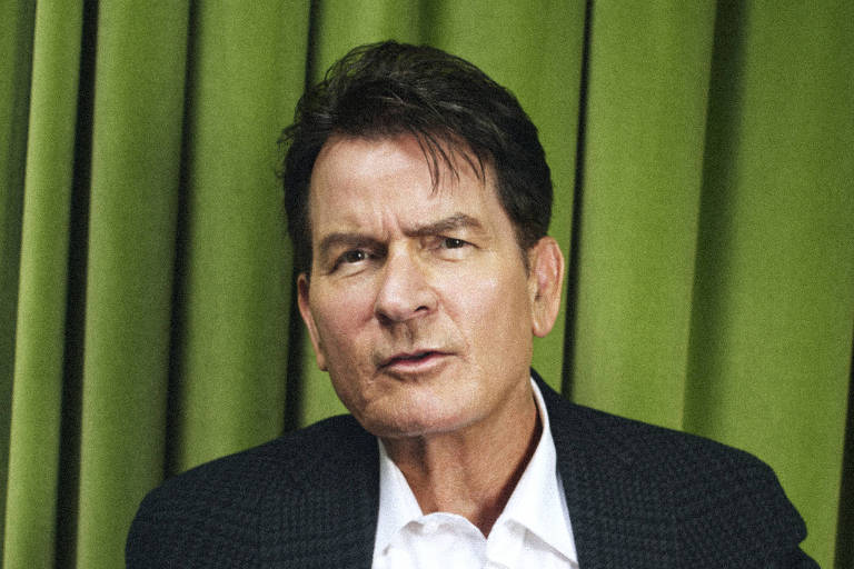 Charlie Sheen fala sobre anos turbulentos em livro e doc - 07/09/2025 - Celebridades - F5