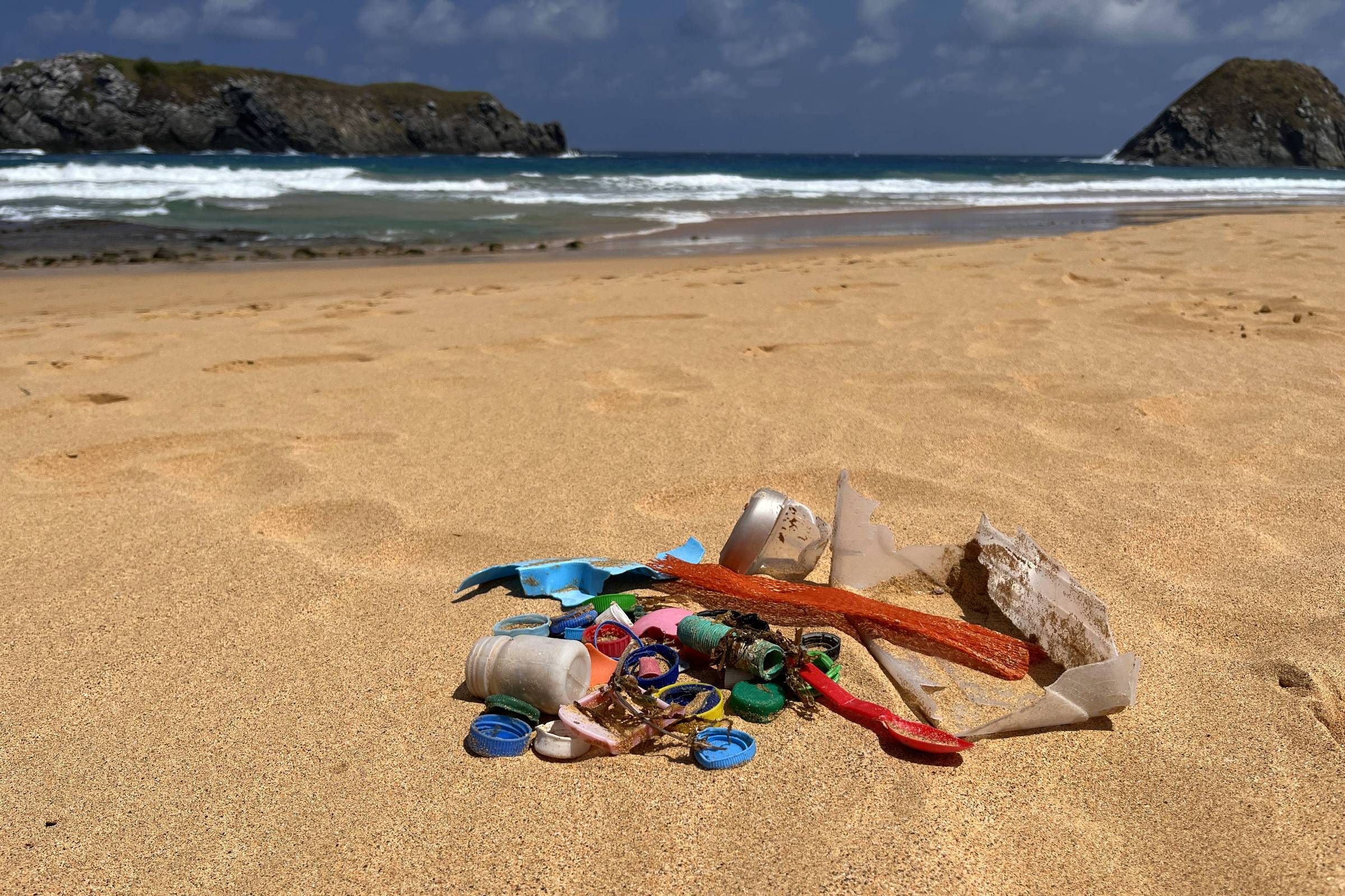 Maré de plástico atinge praias de Fernando de Noronha; veja vídeo