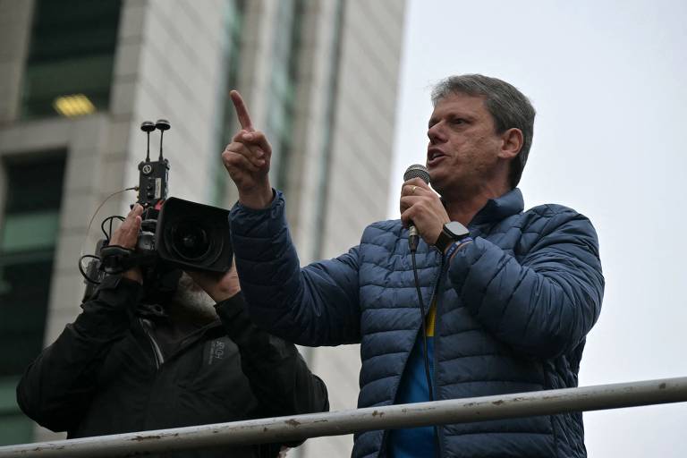 Lula afirma que Tarcísio é serviçal de Bolsonaro e critica fala sobre Moraes