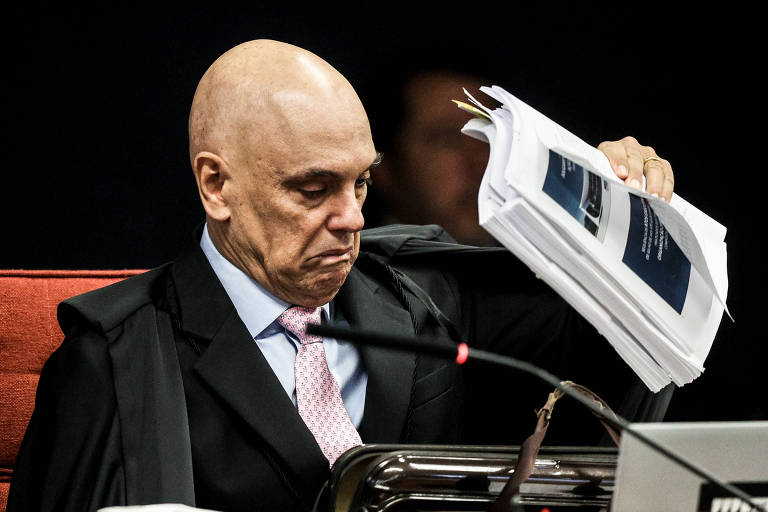 Por 5 horas, Moraes adota tom cênico e visceral, com ironia, cólera e PowerPoint