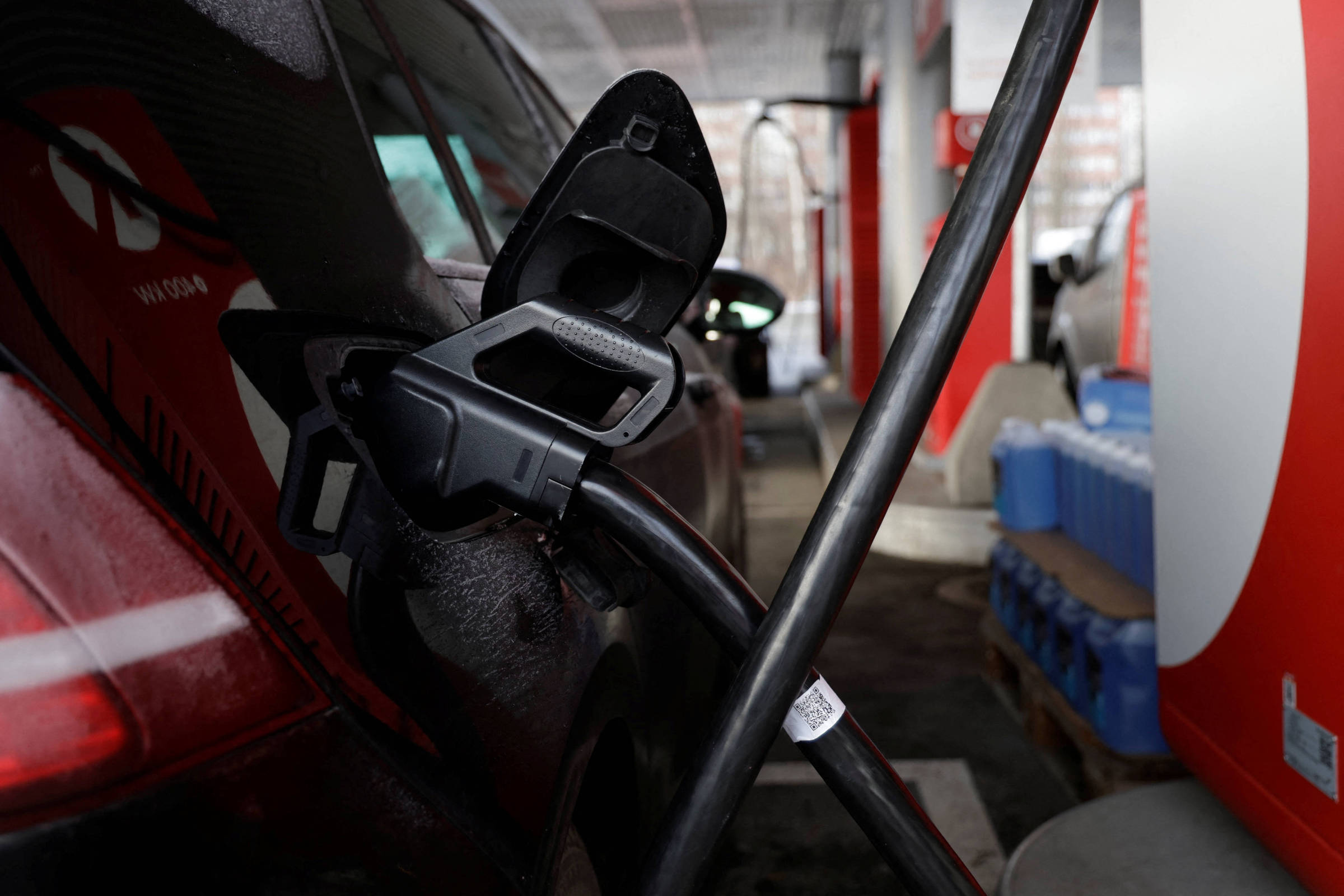 Exxon, gigante do petróleo, investe em grafita para baterias de carros elétricos