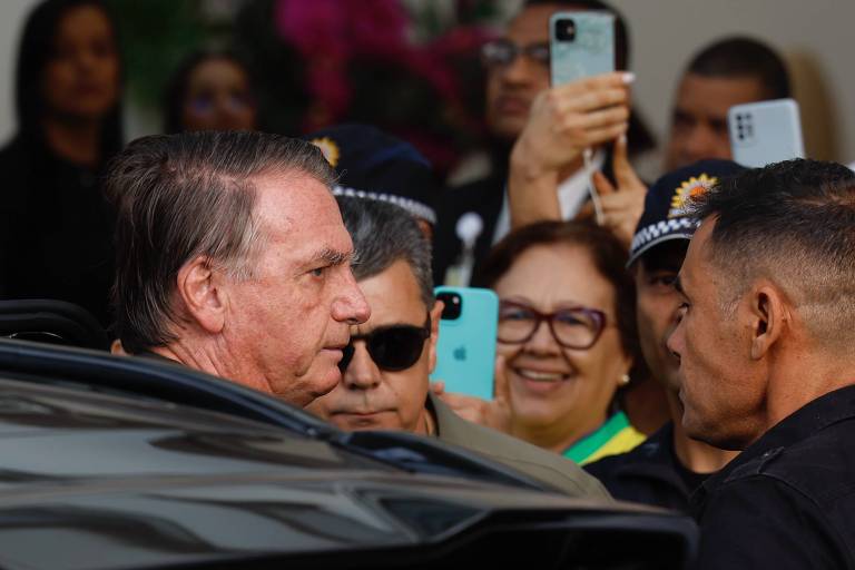 Bolsonaro deixa prisão domiciliar com forte escolta policial para fazer exames
